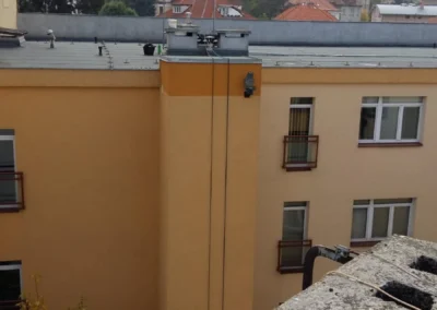 Výškové práce Praha a Středočeský kraj – profesionální čištění střechy tlakovou vodou