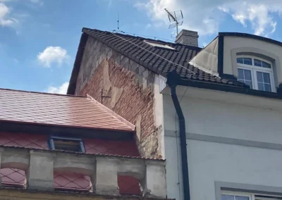 Výškové práce Praha a Středočeský kraj – profesionální čištění střechy tlakovou vodou